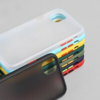 Coque iPhone translucide boutons de couleurs