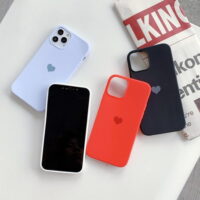 Alternative view of Coque Apple simple et épurée avec logo Coeur