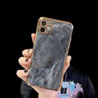 coque-iphone-13-marbre-luxe-noir-or